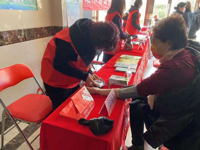 服务零距离！学雷锋便民服务扎根峦山社区，文化艺术咨询暖人心