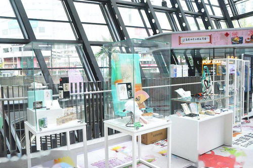 旗袍秀、T恤画、江南艺术课 上博文创进社区，观众齐点赞